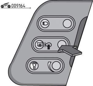 Расположение выключателя электрообогревателей заднего стекла и наружных зеркал заднего вида (с таймером)