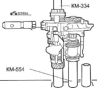 Использование приспособления КМ-466-3 для запрессовки шестерни 5-й передачи на блок шестерен