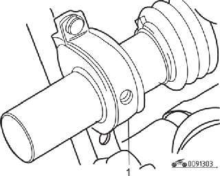 Расположение зажима (1) крепления резиновой втулки рулевой передачи