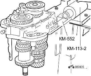 Использование приспособления КМ-552 вместе с КМ-113-2 для крепления заднего картера коробки передач