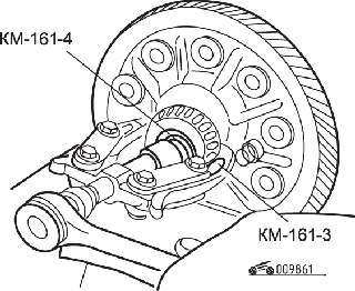 Использование приспособлений КМ-161-А вместе с захватами КМ-161-3 и нажимной деталью КМ-161-4 для снятия внутреннего кольца подшипника