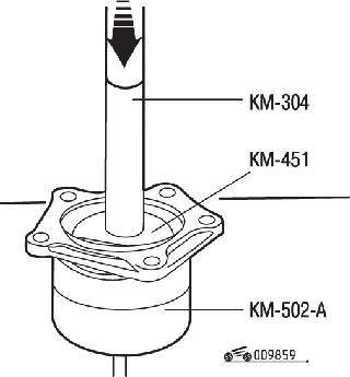 Использование приспособлений КМ-304 и КМ-451 для выпрессовки наружного кольца конического роликового подшипника с опорного кольца и опорного фланца