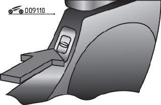 Расположение кнопки дистанционного отпирания замка багажника