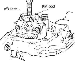 Использование съемника КМ-553-А для снятия шестерни 5-й передачи