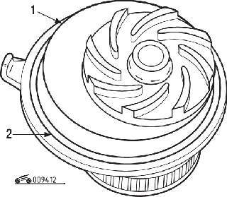 Расположение уплотнительного кольца (1) водяного насоса (2)