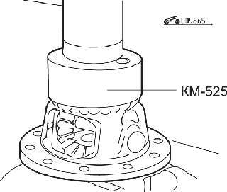 Использование приспособления КМ-525 для установки шестерни привода спидометра