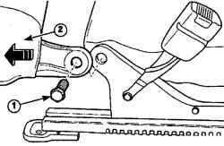 Расположение болта (1) крепления спинки в сборе (2) к подушке сиденья
