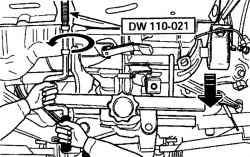 Ослабление шарнира приспособлением для поддержки двигателя DW110—021
