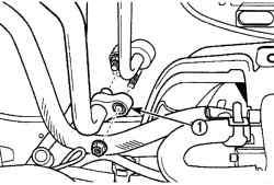 Расположение гайки (1) крепления трубки линии низкого давления к испарителю