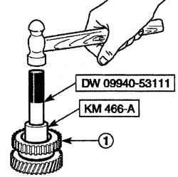 Использование инструментов DW09940—53111 и КМ466—А для установки ступицы синхронизатора первой-второй передач в сборе (1) на вторичный вал
