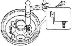 Использование молотка для установки болтов в тормозной барабан
