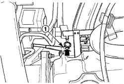 Место крепления шланга (1) подачи топлива к топливной рампе