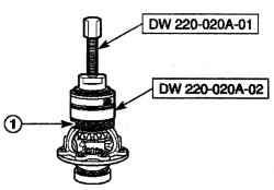 Использование съемника DW 220—020А—01 и держателя подшипника дифференциала DW220—020А—02 для снятия правого подшипника дифференциала и шестерни привода спидометра (1)