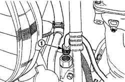 Расположение штуцера (1) трубки давления выходного соединения на насосе гидроусилителя рулевого управления