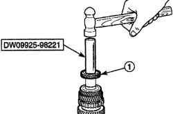 Использование молотка и инструмента DW09925—98221 для установки на вторичный вал шестерни четвертой передачи (1)