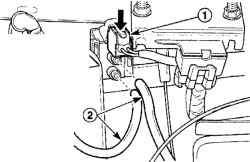 Расположение электрического разъема (1) и шлангов (2) клапана адсорбера паров топлива