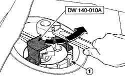 Снятие стопорного кольца (1) топливного насоса инструментом DW 140—010A