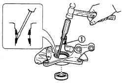 Использование молотка и отвертки для снятия внешнего кольца (1) подшипника