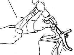 Использование молотка и зубила для снятия пальца вилки переключения первой-второй передач