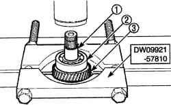 Использование приспособления DW09921—57810 для снятия втулки (1), левого подшипника (2) и шестерни пятой передачи (3)