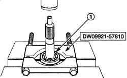 Использование приспособления DW09921—57810 для снятия правого подшипника (1) первичного вала