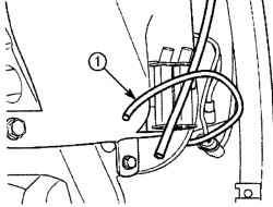 Отсоединение шланга (1) жиклера омывателя от насоса