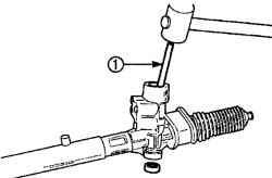 Использование резинового молотка и выколотки (1) для выбивания подшипника из рулевого механизма