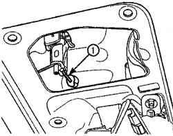 Место отсоединения тяги (1) замка с цилиндра замка двери багажника