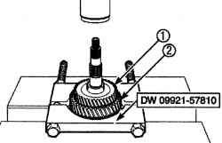 Использование приспособления DW 09921—57810 для снятия шестерни третьей (1) и второй (2) передачи