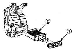Снятие кожуха (1) радиатора отопителя и радиатора отопителя (2)