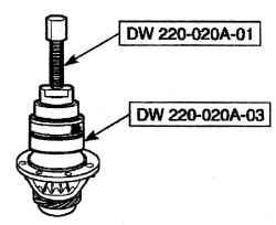 Использование съемника DW 220—020А—01 и держателя подшипника дифференциала DW 220—020А—03 для снятия левого подшипника дифференциала (1)