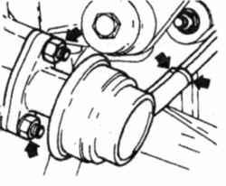 8.2 Соединения топливного шланга топливоподкачивающего насоса и крепежные гайки (указаны стрелками)