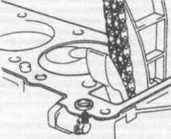12.24 Установите новое уплотнительное кольцо (указано стрелкой) в отверстие в верхней части крышки цепи