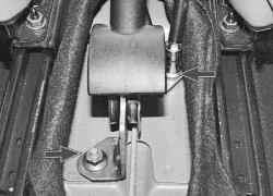 Снятие и установка рычага привода стояночного тормоза