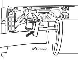 Регулировка зазора 9,0 мм в приводе механизма переключения передач (стрелкой показан щуп)