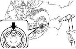 Завальцовка буртика гайки ступицы переднего колеса с помощью зубила и молотка