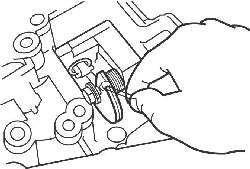 Отсоединение троса управления дроссельной заслонкой от кулачка на корпусе клапанов