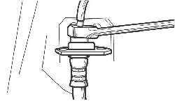 Выворачивание соединительной гайки крепления тормозной трубки к тормозному шлангу