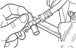 Закрытие отверстия тормозного шланга отрезком резинового шланга