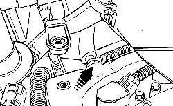 Расположение клапана и шланга вентиляции картера, ввернутых в крышку головки блока цилиндров на автомобилях выпуска с 2001 года