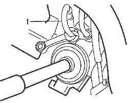 Выворачивание штуцера нагнетательного шланга (1) от насоса усилителя рулевого управления