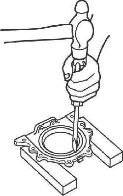 Использование молотка и отвертки для выбивания уплотнительного кольца с задней крышки блока цилиндров