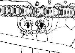 Места подсоединения шлангов подачи охлаждающей жидкости к радиатору отопителя к трубкам на перегородке моторного отсека