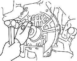 Использование оправки и молотка для установки заднего уплотнительного кольца коленчатого вала
