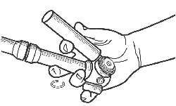 Использование молотка и латунной выколотки для снятия трипоида с вала привода