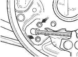 Расположение болтов крепления оболочки троса стояночного тормоза к защитному кожуху заднего тормоза