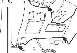 Расположение винтов крепления нижней левой панели отделки на моделях с 2001 года