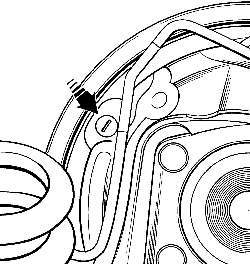 Расположение отверстия на защитном кожухе заднего тормоза, закрытого резиновой заглушкой, для осмотра задних тормозных колодок