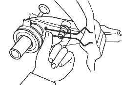 Разжатие фиксирующей пружины перед снятием вилки выключения сцепления со шпильки с шаровым пальцем