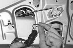 Снятие и установка замка крышки багажника и его привода